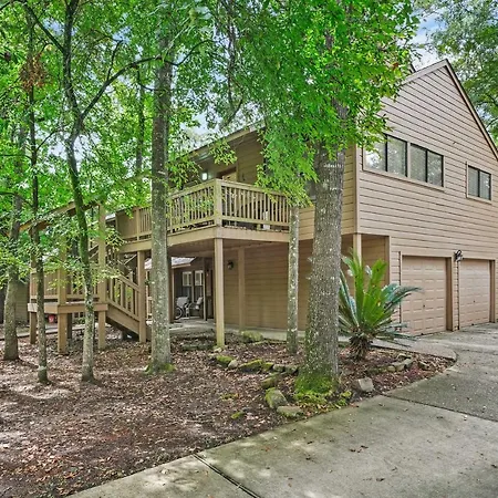Cozy Woodlands Townhome With Deck Near Market Street